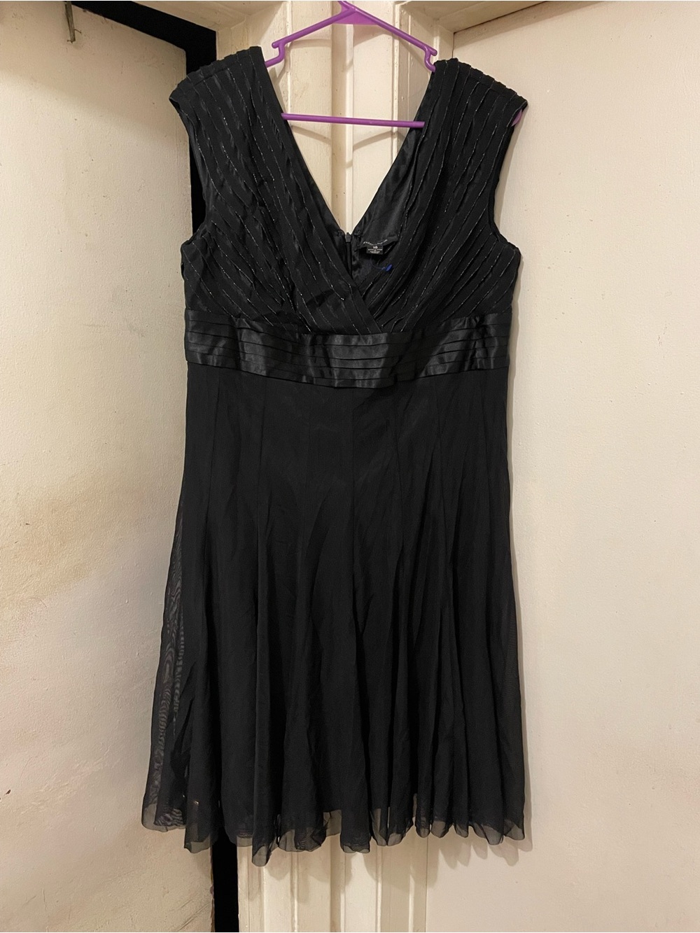R&M Richards Black V-Neck Sleeveless Cocktail Dress Size 16
